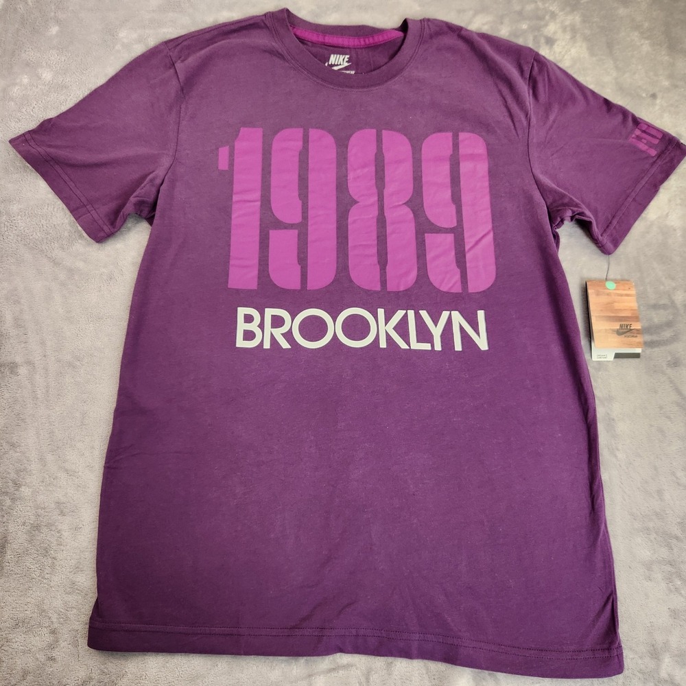 New Nike Sportswear Brooklyn 1989 Purple Graphic T-Shirt Men's L Large Cotton